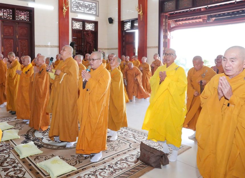 TP.HCM: Chư Tăng Ni Phật giáo huyện Bình Chánh Bố-tát, thính giới tại thiền viện Thiên Phước