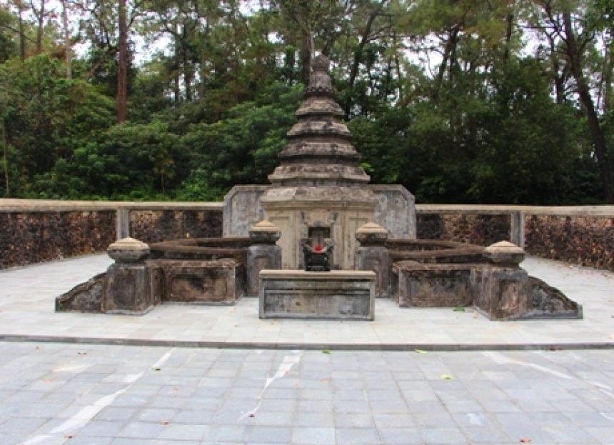 Ngôi tháp cổ của thiền sư Liễu Quán ở xứ Huế