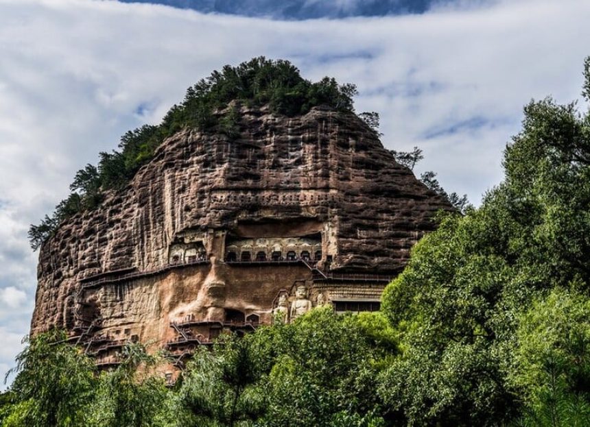 Kỳ quan chùa cổ nghìn năm tạc thẳng vào vách núi