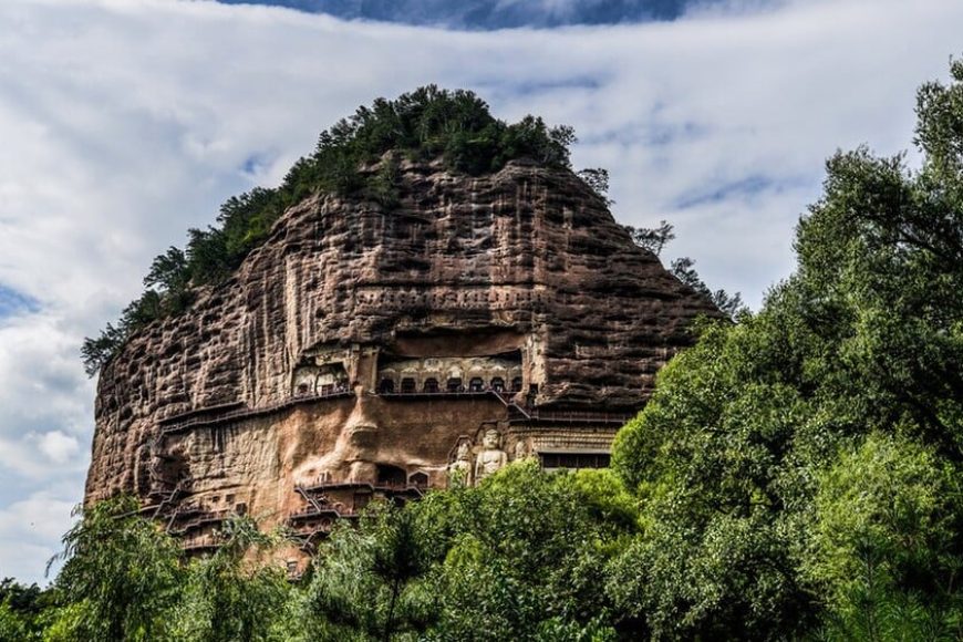 Kỳ quan chùa cổ nghìn năm tạc thẳng vào vách núi