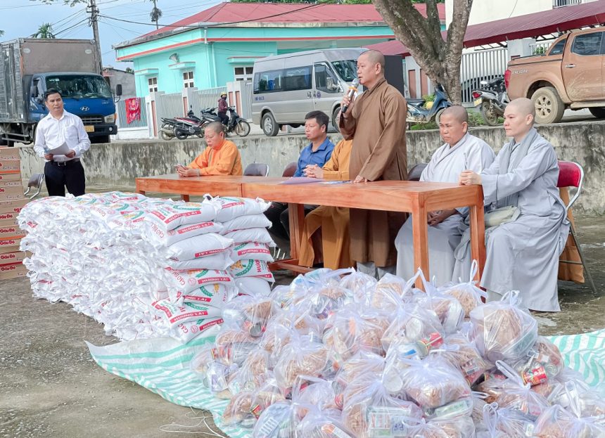 Yên Bái: Ban Trị sự và Ban TT-XH Phật giáo Tp.Vũng Tàu trao quà cho 426 hộ dân bị ảnh hưởng bão số 3