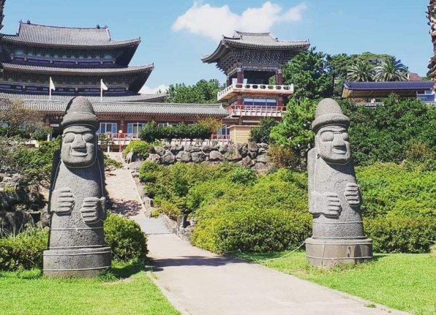 Khám phá ngôi chùa Yakcheonsa cổ kính nổi tiếng xứ Hàn
