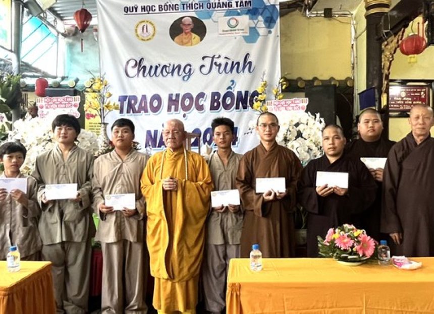 Hội cựu học Tăng tu viện Vĩnh Đức (TP.Thủ Đức) tặng 36 học bổng Quảng Tâm