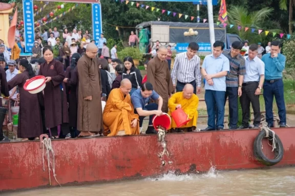 Phật giáo Thanh Hóa phóng sanh hơn 2 tấn cá