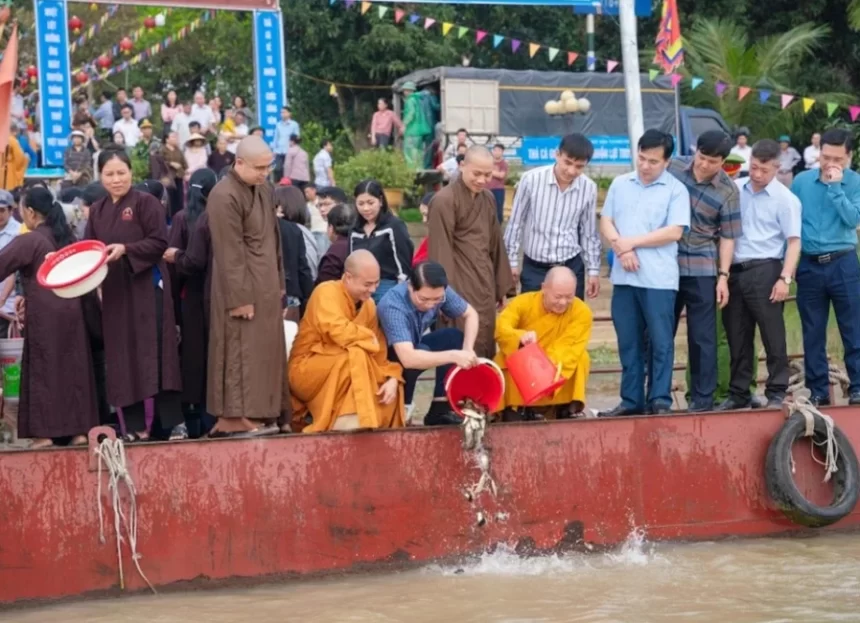 Phật giáo Thanh Hóa phóng sanh hơn 2 tấn cá