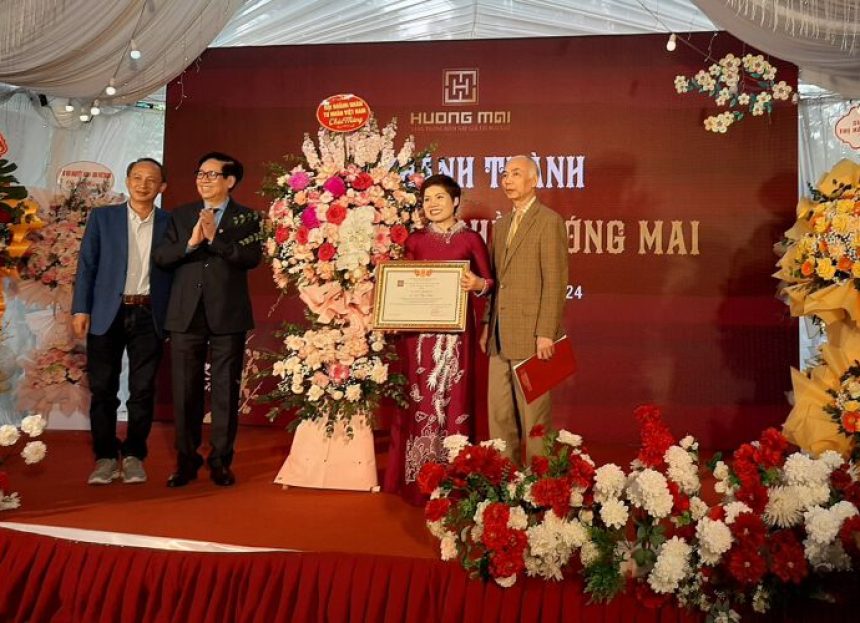 Chủ tịch Hội Doanh nhân Tư nhân Việt Nam cắt băng khánh thành nhà thờ Tổ nghề Hướng Mai và trao bằng khen cho doanh nhân Vũ Thị Mai