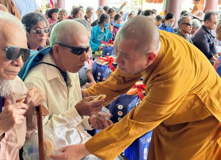 Thiền tự Phước Quang (Đồng Nai) tặng quà đến bà con người mù, khuyết tật